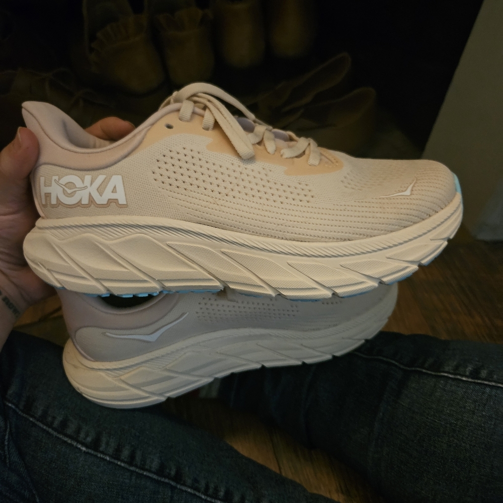 **BRAND NEW** Womens Hoka Arahi 7 size 6.5 Wide